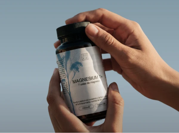 Frasco ZZEN Magnesium 7+ en unas manos