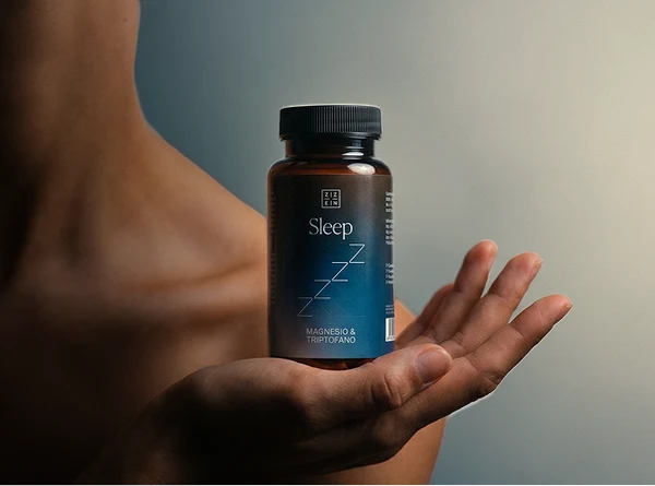 Frasco ZZEN Sleep sostenido en unas manos